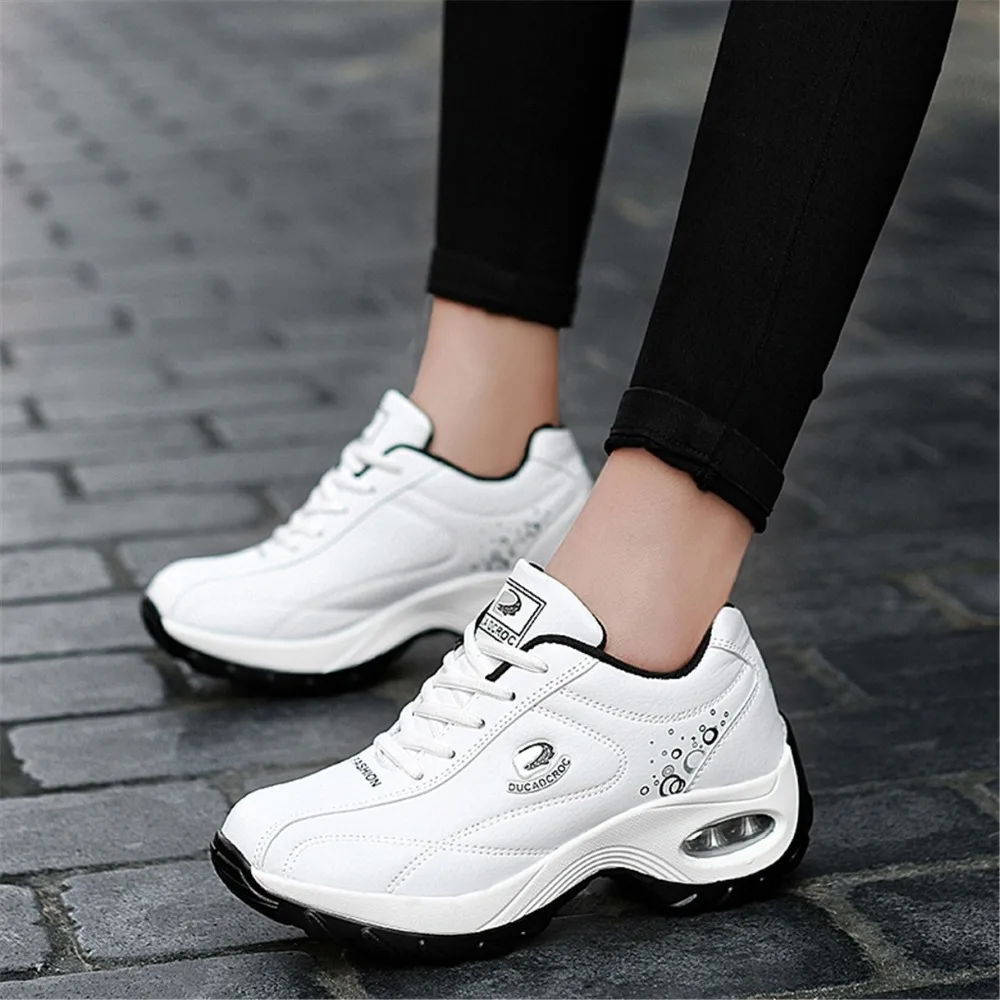 Женские кроссовки на танкетке повседневные из искусственной кожи