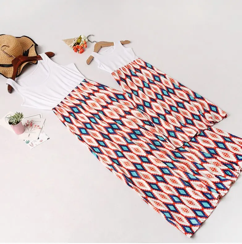 Одинаковые платья для мамы и дочки платье в полоску с цветочным принтом