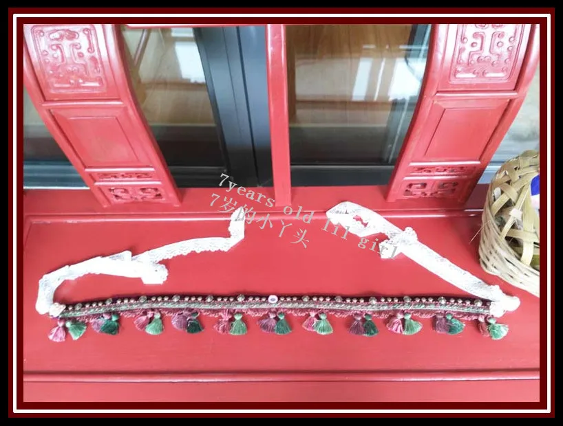 В готическом стиле танца живота с полосатыми ремешками в хип Обёрточная бумага