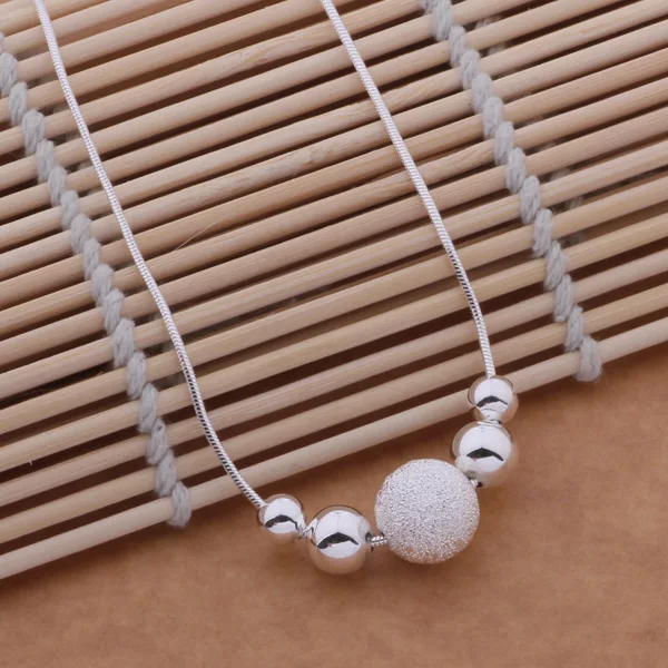 Женские ожерелья покрытые 5 бусинами серебристого цвета оптом | Украшения и