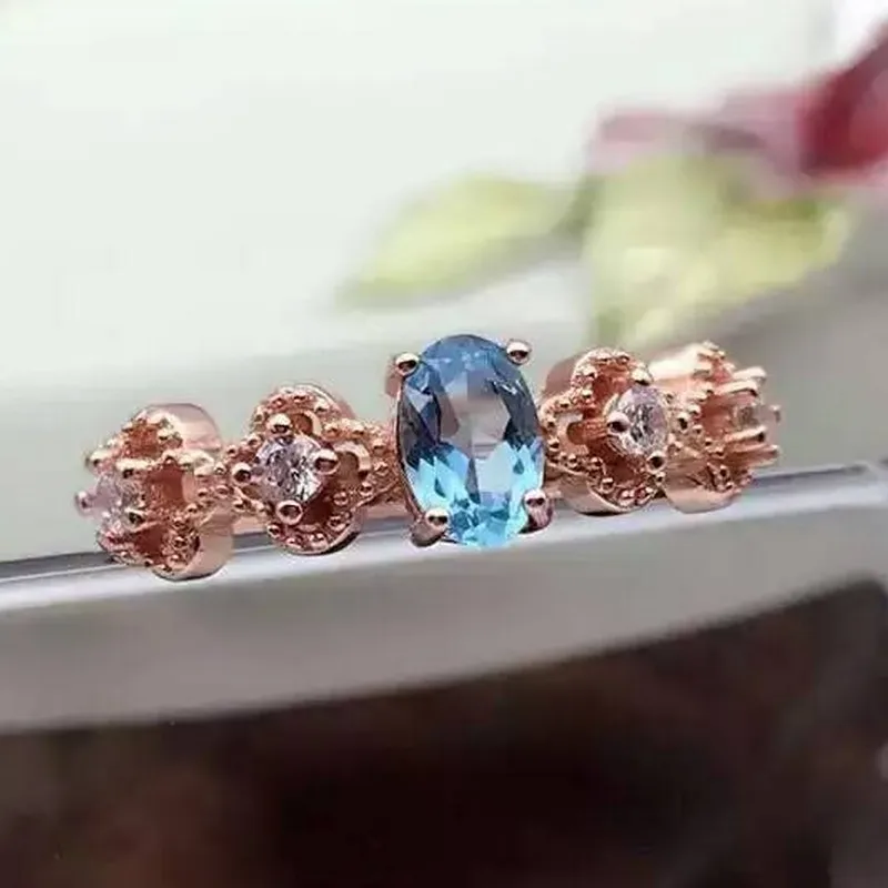 Женское кольцо из серебра 100% пробы с натуральным голубым топазом 4 Х6 мм |