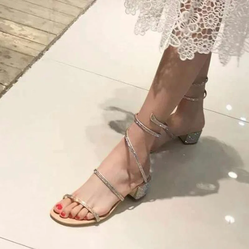 Новинка пикантные сандалии с вырезами на ремешках красное сердце кристаллами