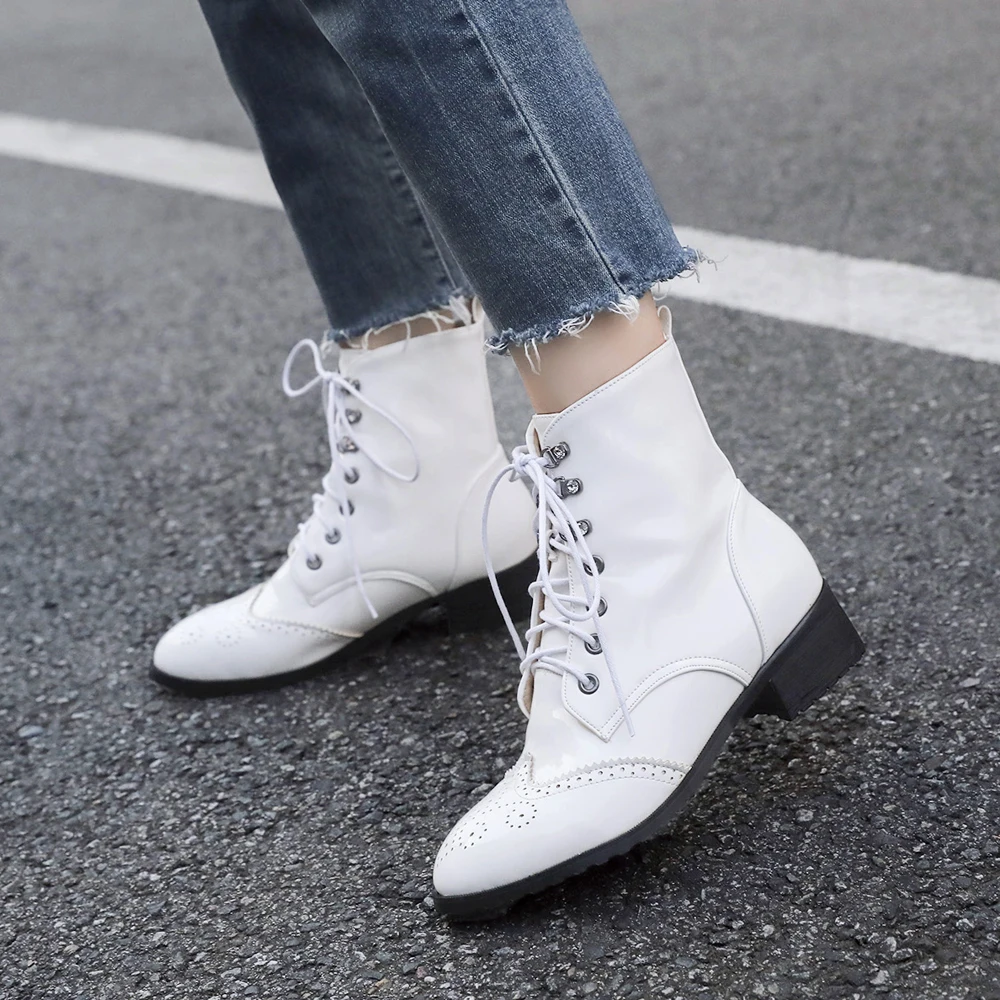 Ботинки женские зимние из лакированной кожи на толстом каблуке шнуровке | Обувь