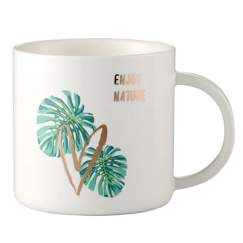 Фарфоровые кофейные чашки и кружки Monstera с золотыми буквами в простом стиле