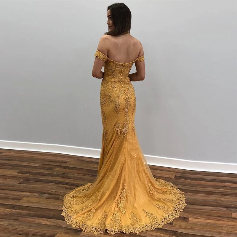 Женское вечернее платье со шлейфом элегантное золотистое и открытыми плечами