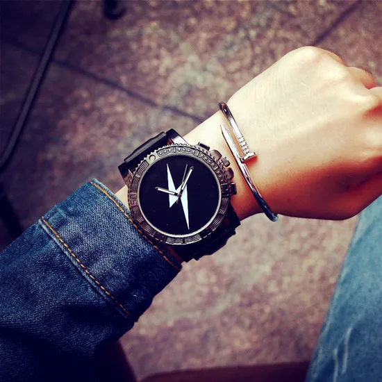 Кварцевые часы с большим циферблатом из искусственной кожи женские модельные