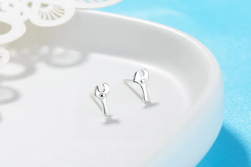 Новый Дизайн Забавный гаечный ключ серьги стержня для Для женщин девочек