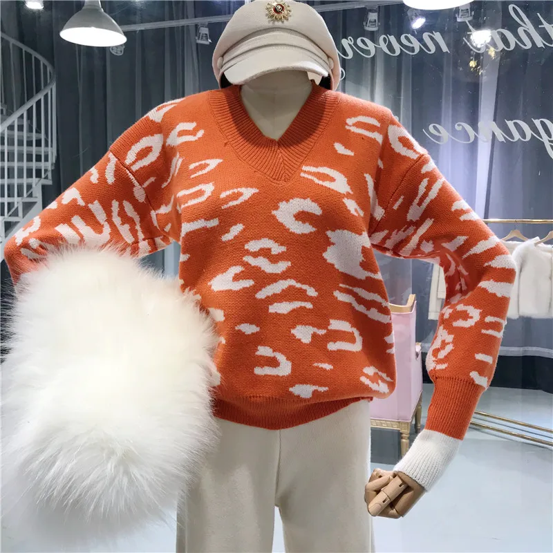 Женский свитер ALPHALMODA свободный с треугольным вырезом и леопардовым принтом на