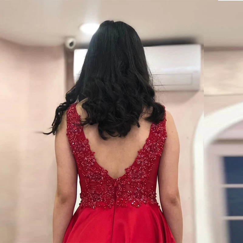 Соблазнительные красные платья для выпускного вечера с глубоким V-образным