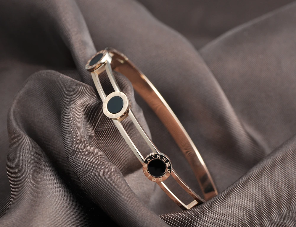ЗуМанго Модные браслеты-обручи из титановой стали с черной оболочкой, розовым золотым цветом, вырезанными римскими цифрами, классическими браслетами на запястье ZB17008.