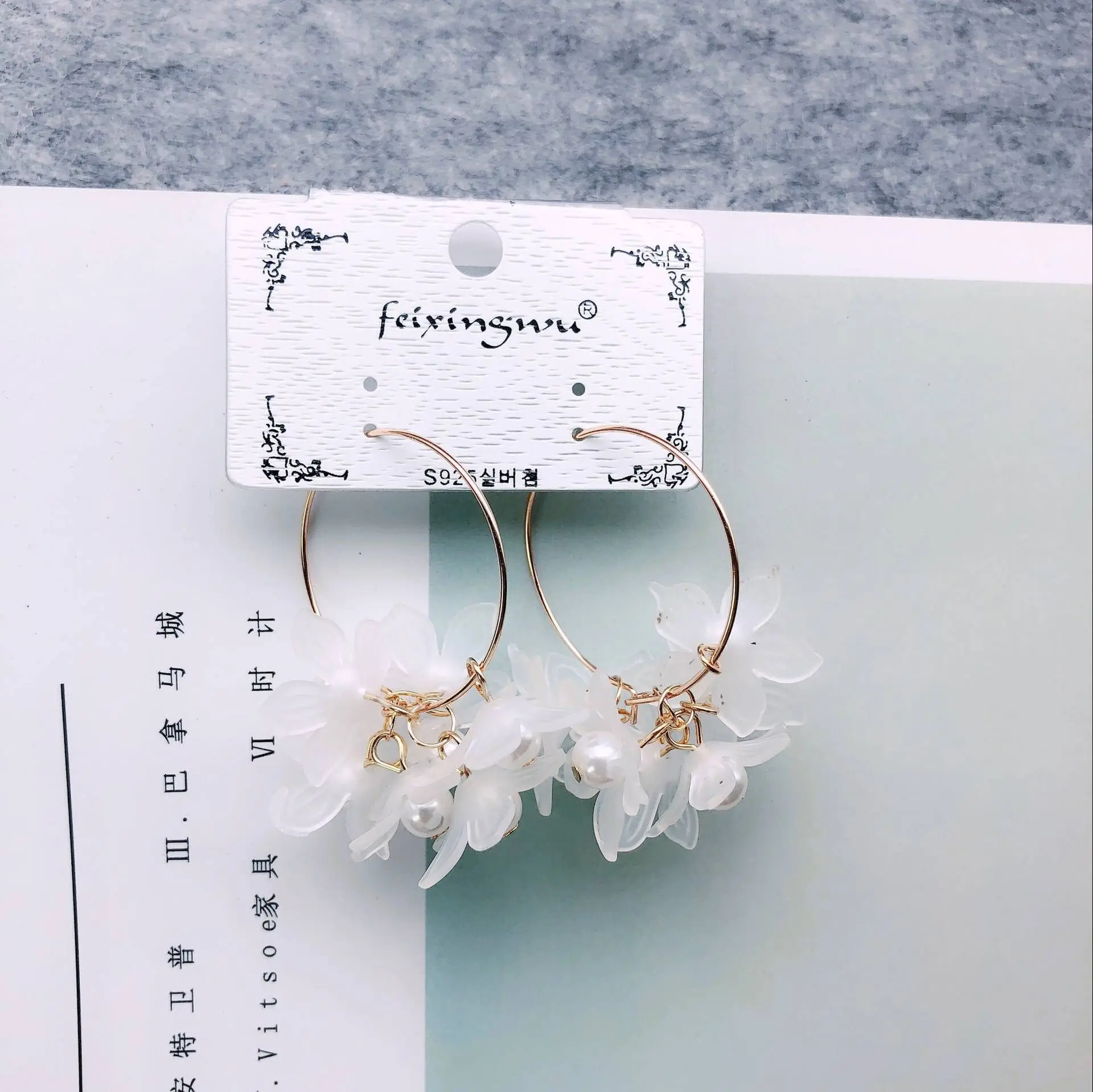 Женские серьги гвоздики с белым цветком большие круглые золотого цвета