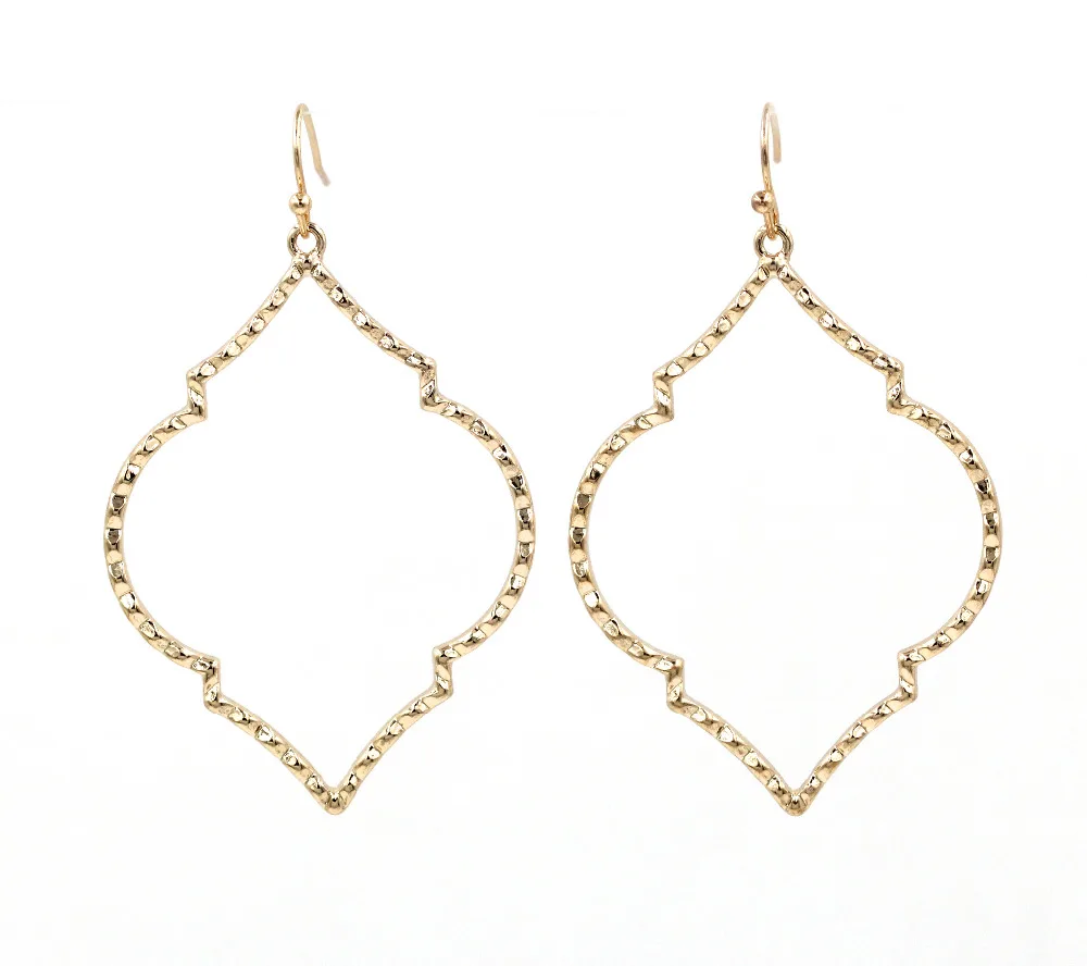 Геометрические стрелки и круглые серьги из металлического сплава в простом