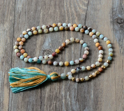 Эксклюзивные бисерные бусы ручной работы из амазонита с цветными кисточками в
