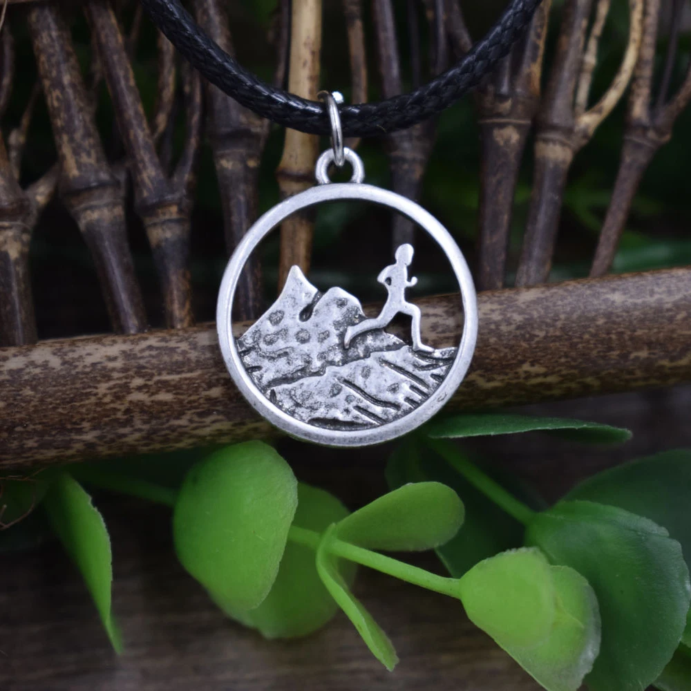 SanLan A Boy Runner Round Charm running Pendants Snowy Mountain Necklace Hiking Outdoor Travel Jewelry Mountains Climbing Gifts | Украшения