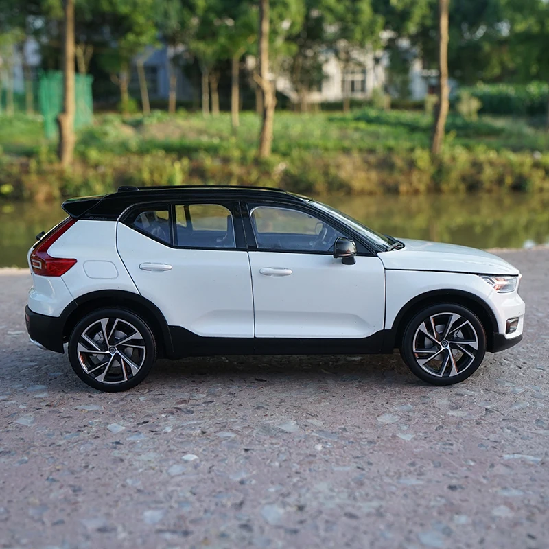 Новинка 1/18 Volvo XC40 SUV литая модель металлического автомобиля SUV модель белого и синего цвета Коллекция подарков для мальчиков оригинальная коробка