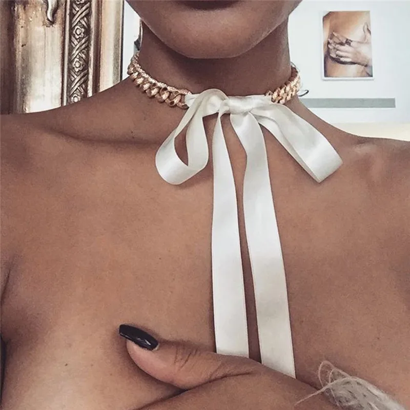 Красного черного и белого цвета с бантом из ленты на короткой цепочке колье