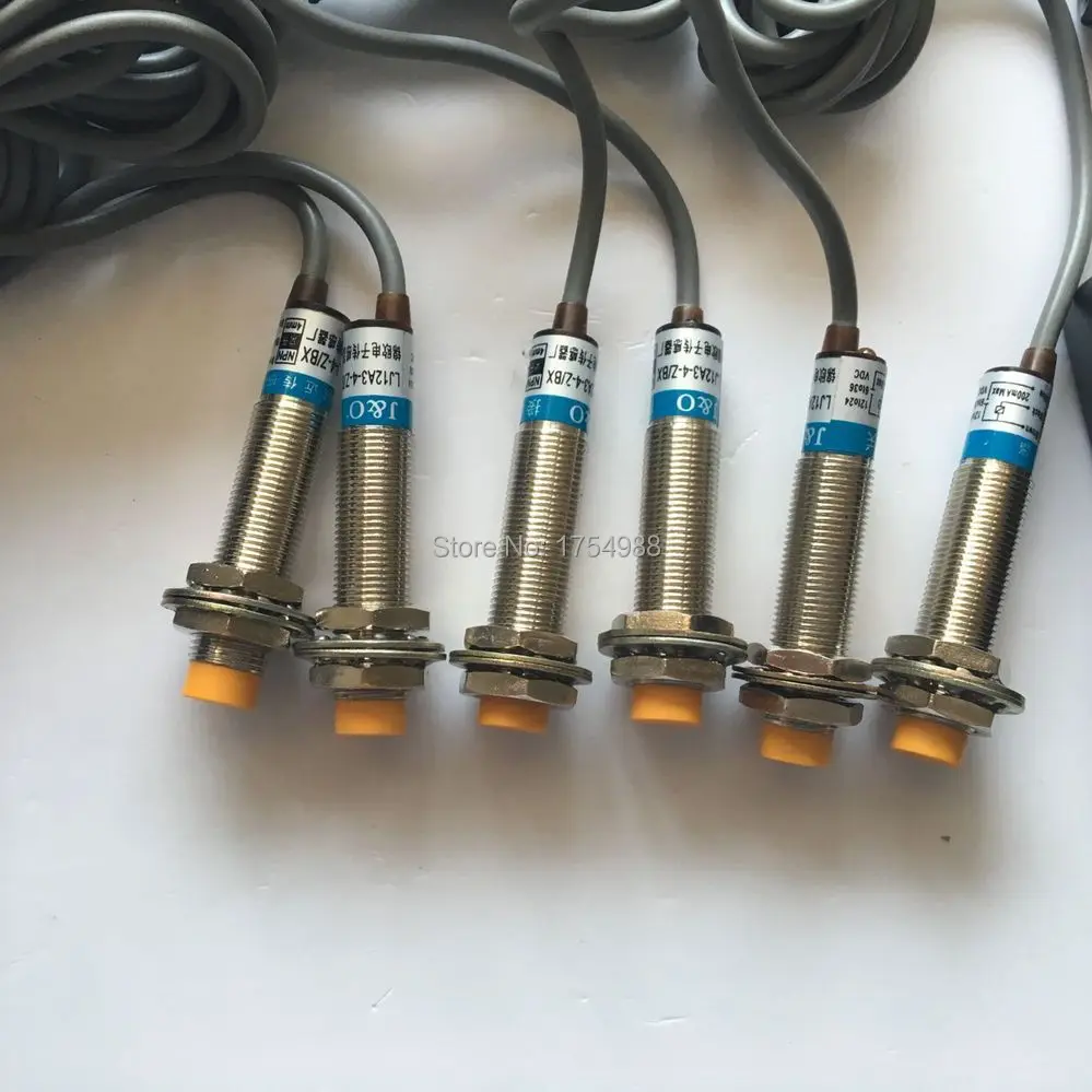 Шесть металлических предметов касаются волшебных датчиков для открытия