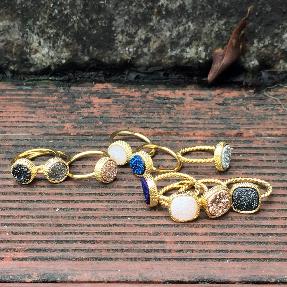 Круглые и квадратные кольца из меди золота с голубым черным драгоценным