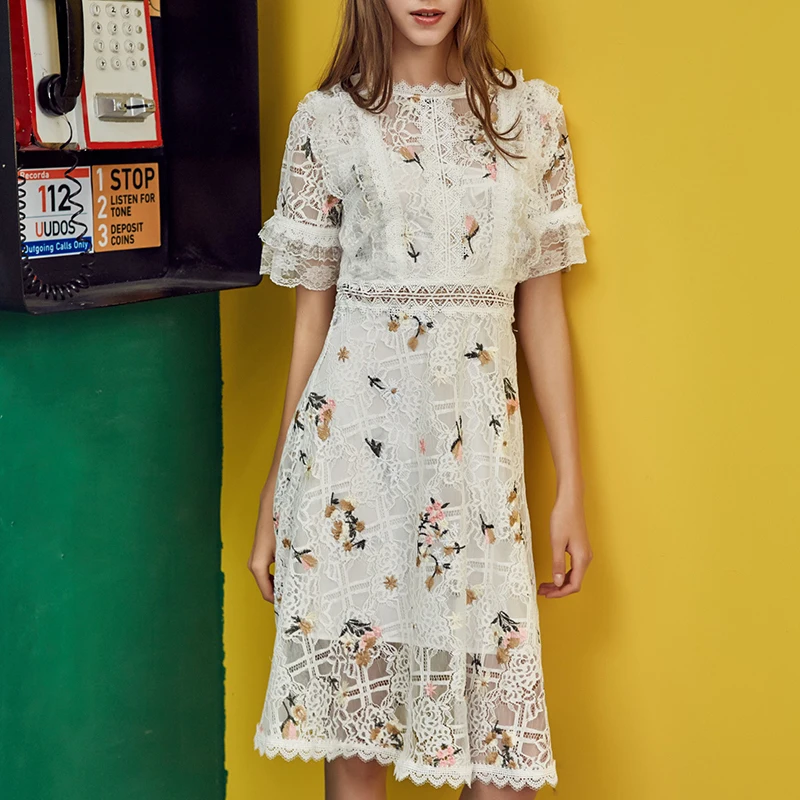 Платье TWOTWINSTYLE с о вырезом коротким рукавом высокой талией длиной до