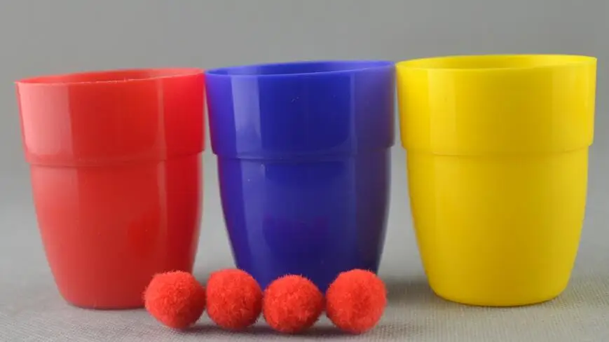 Фото Три чашки три шара из пластика (маленький размер) магические трюки крупным планом