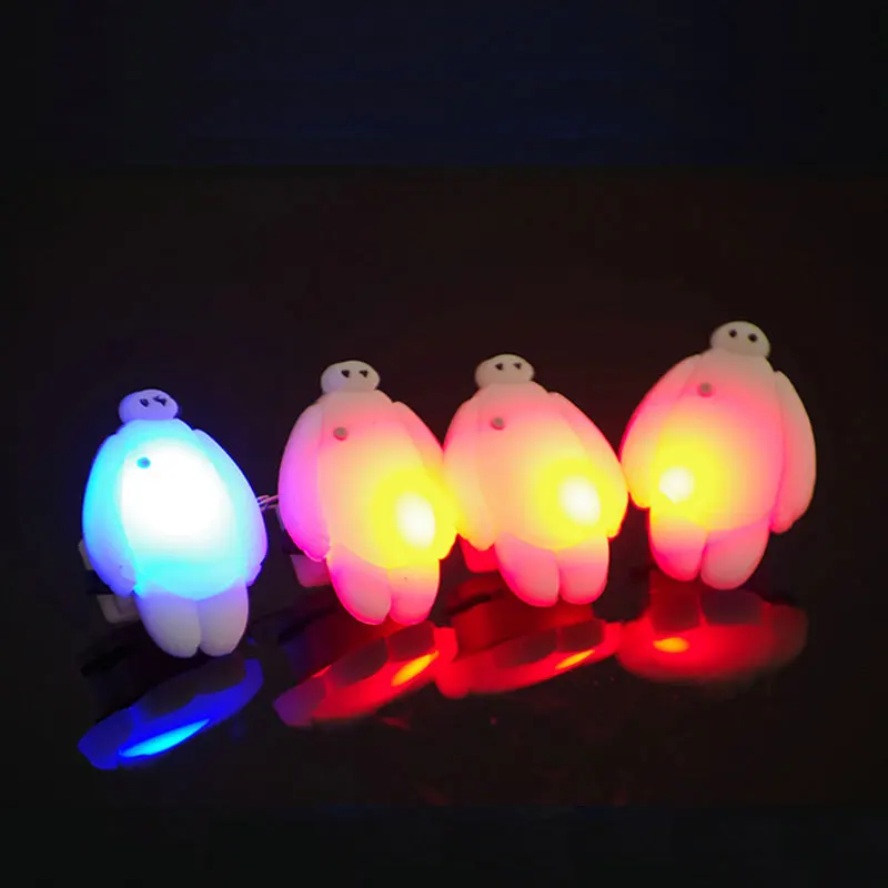 75 шт. белый супер герой брошь игрушки светодиодные лампы Baymax подарок для детей