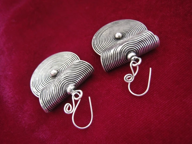 

Guizhou ethnic personalized jewelry Miao handmade Miao silver earrings