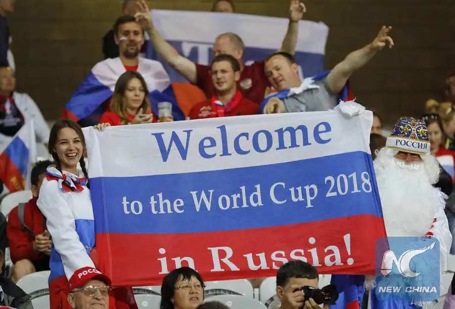 Добро пожаловать на чемпионат мира по футболу 2018 в России футбольные болельщики