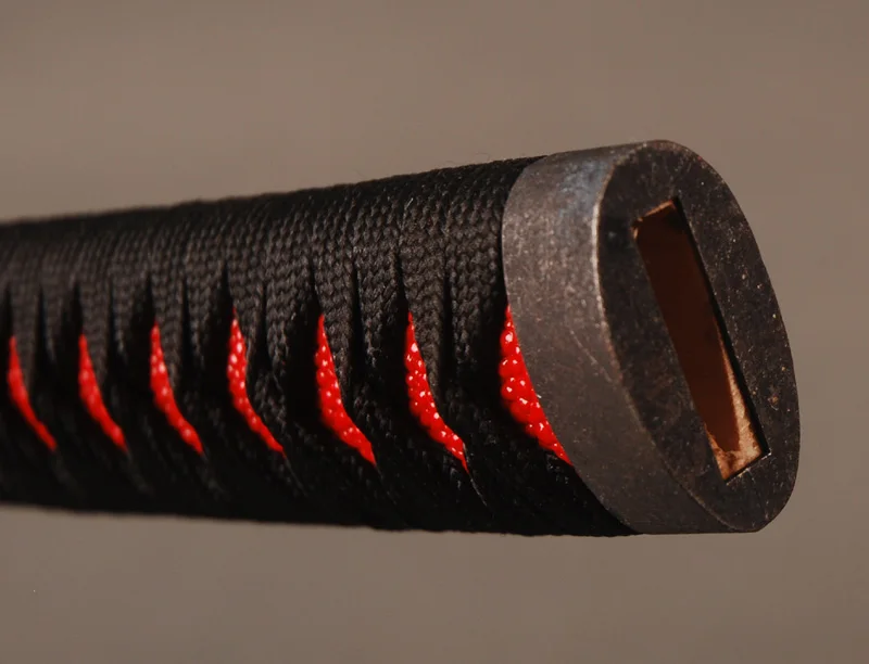Прямая ручка Tsuka Black Silk Ito имитация Красной Rayskin и сплав Fuchi Kashira подходит для