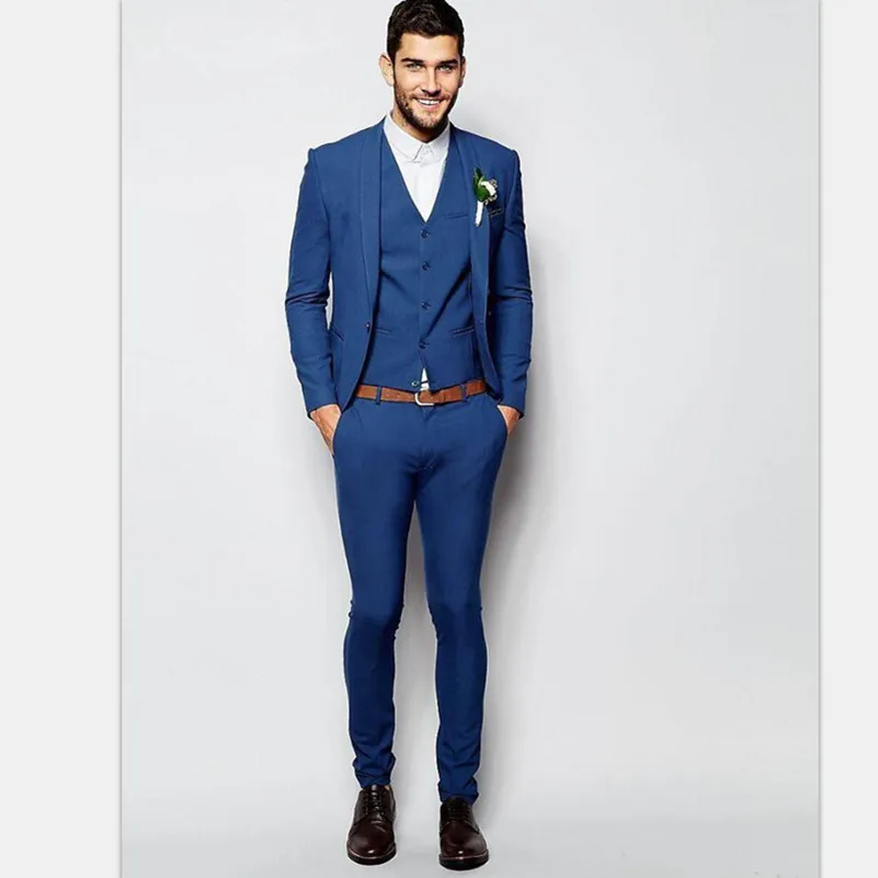 Синий костюм на мужчине
