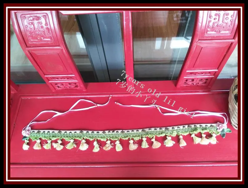 В готическом стиле танца живота с полосатыми ремешками в хип Обёрточная бумага