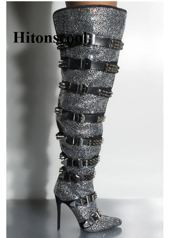 Женские модельные высокие сапоги украшенные стразами с заклепками и пряжкой
