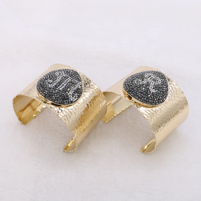 

2017 лет в большом черном жемчуге браслет модно проложил путь, 26 Английских Букв в виде разноцветных браслетов