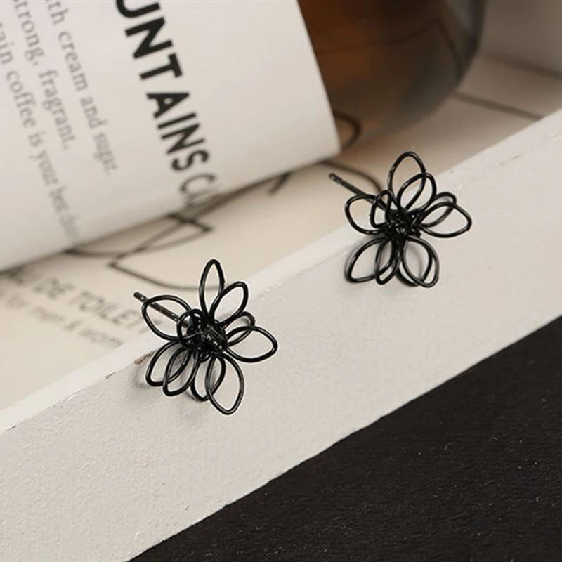 1 пара высококачественные гипоаллергенные серьги-гвоздики с черным цветком