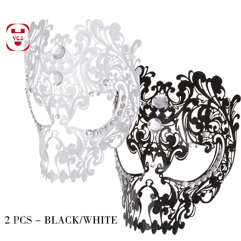 

Металлическая маска-скелет с бриллиантом