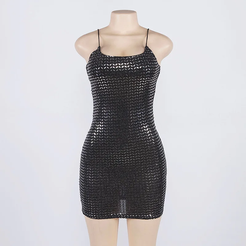 Женское платье без рукавов с блестками облегающее на бретелях спагетти