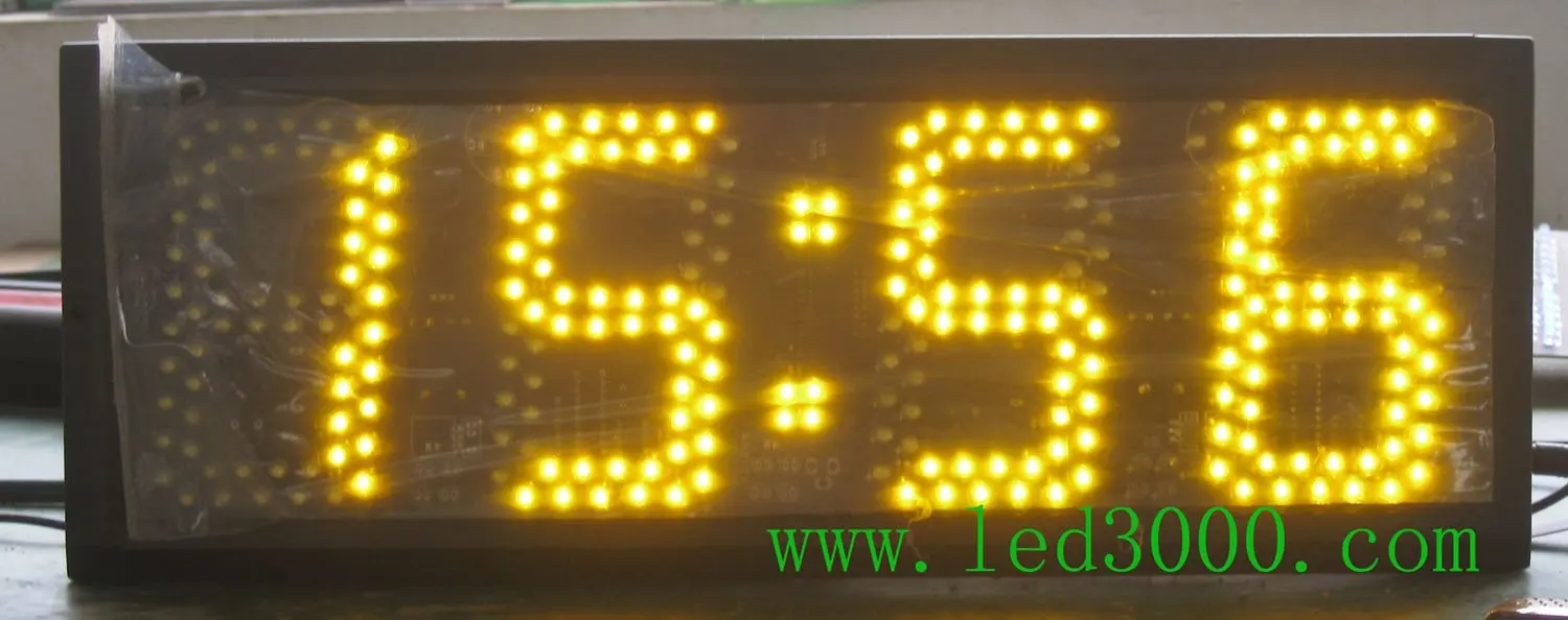 Янтарные часы в реальном времени и минуты светодиодный с GPS отрегулированное