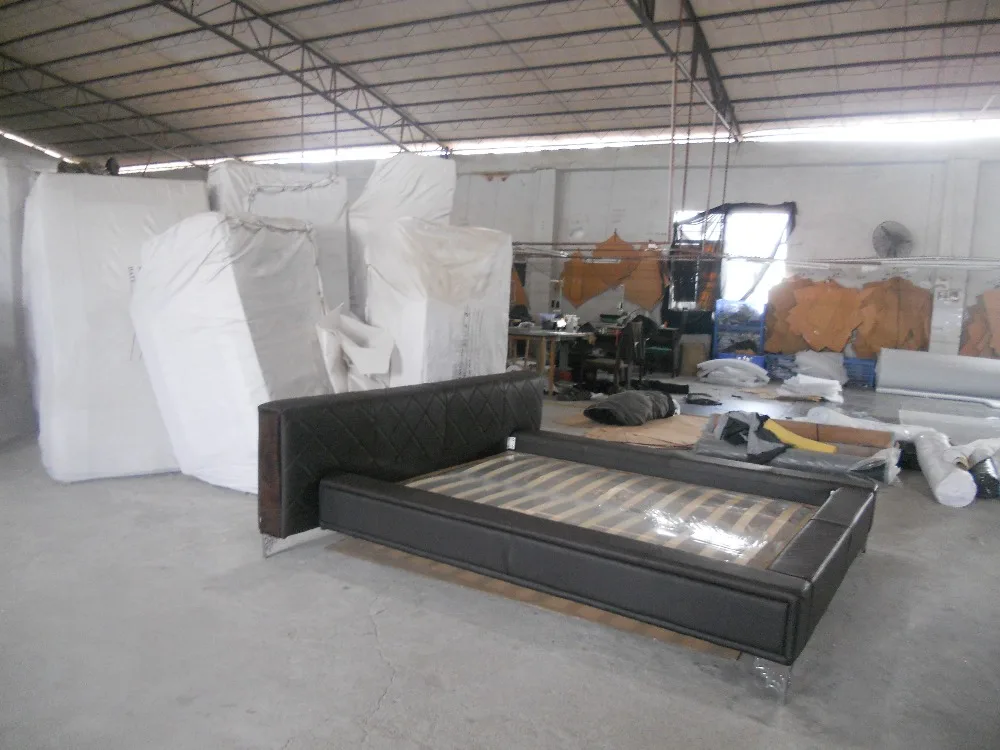 Темно коричневая кровать из натуральной кожи мягкая двуспальная большой размер