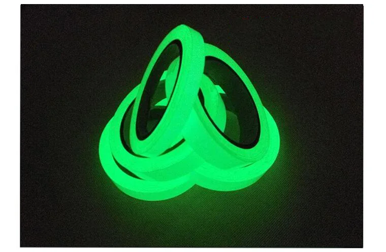 Фотолюминесцентные ленты разных размеров в качестве предупреждающей для