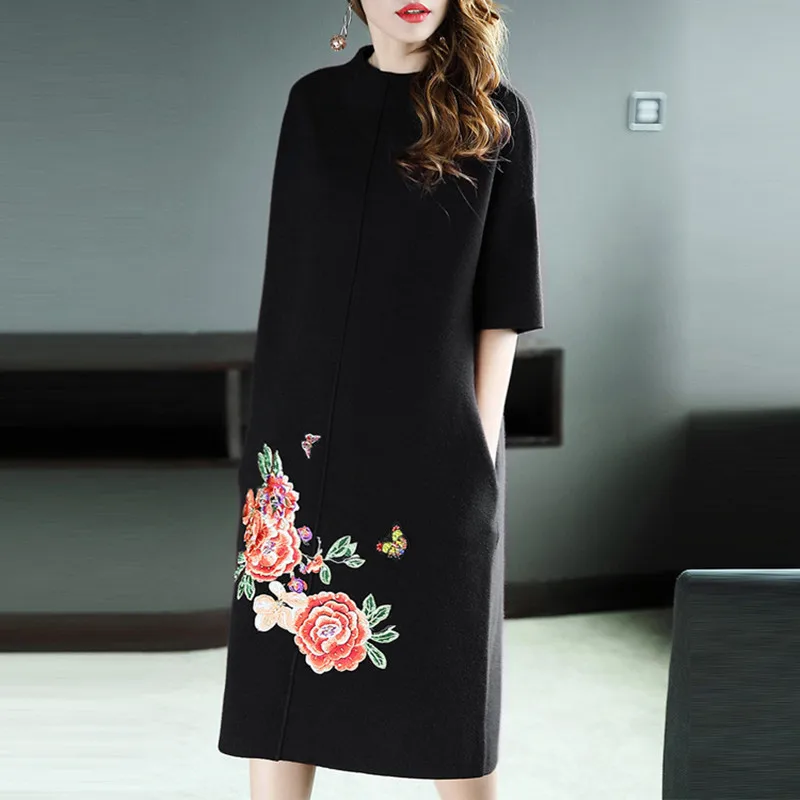 Женское длинное трикотажное платье большого размера с вышивкой и цветочным