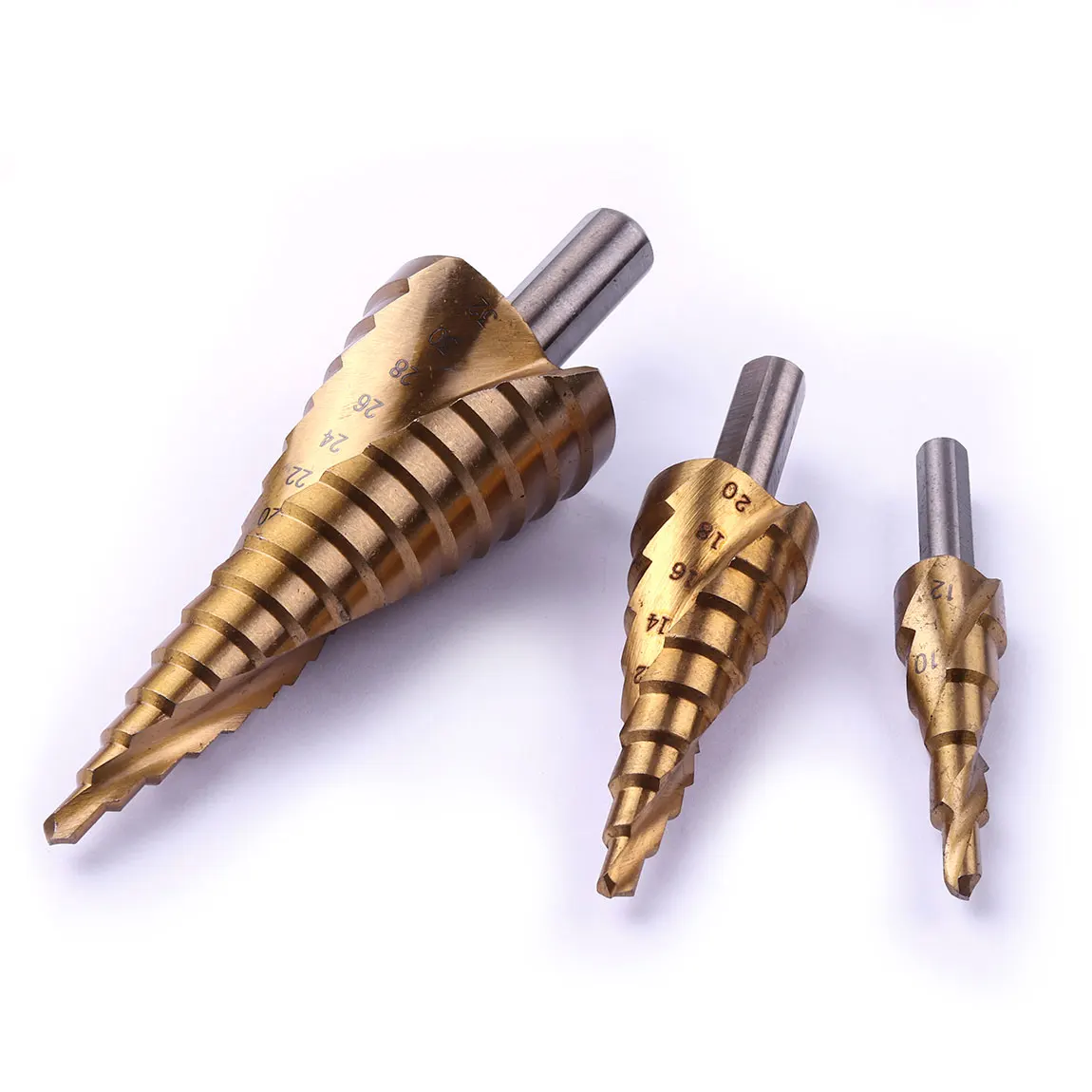 Спиральное ступенчатое сверло из быстрорежущей стали и титана с треугольным