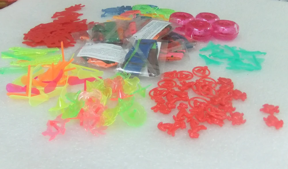 

Lot of 124 x asst.mini party bag toys loot bag pinata fillers party favors give a way kids toy for fun