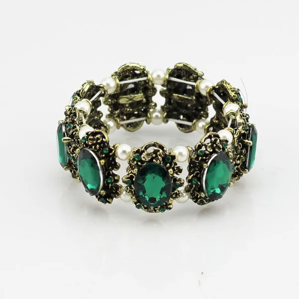 Браслет эластичный с зелеными кристаллами инкрустированный жемчугом | Украшения