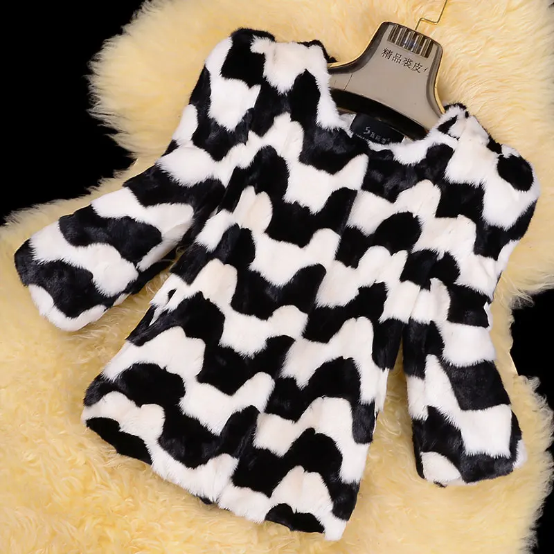 Женская шуба из меха норки черно белая контрастных цветов с круглым вырезом