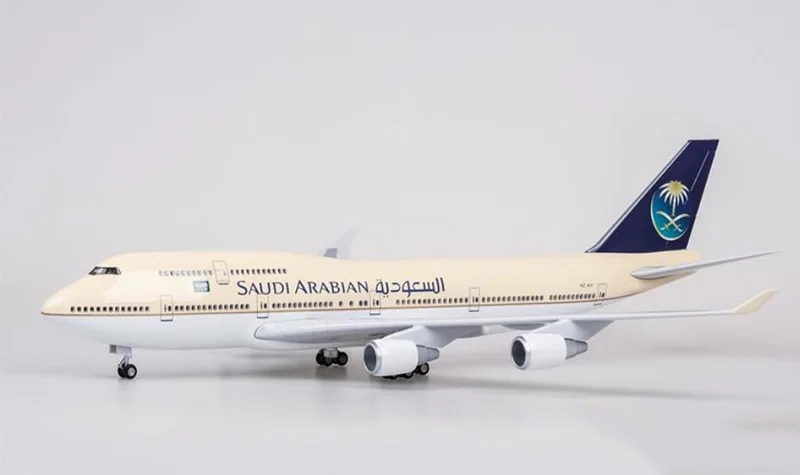 1/150 масштаб 47 см самолет Boeing B747-400 самолет Saudi Arabian Airlines модель W светильник и колеса литой под давлением пластиковый самолет