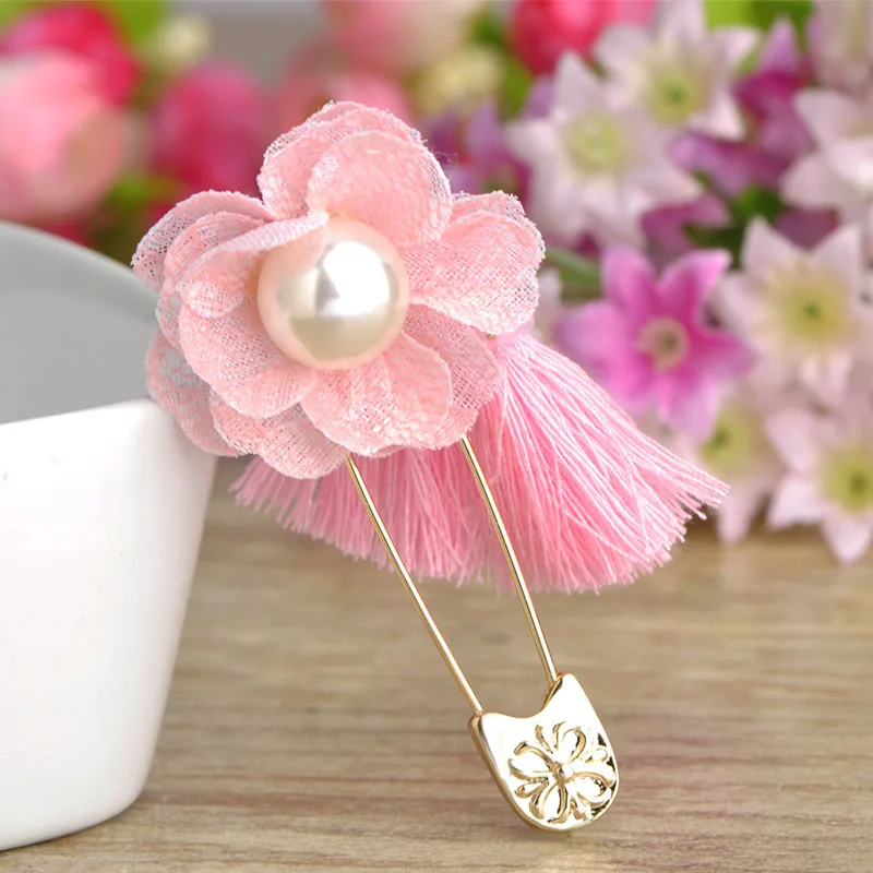 Брошь Blucome с искусственным жемчугом и цветком булавки золотистого цвета броши