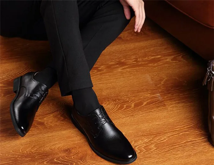 Новые весенние мужские деловые кожаные туфли на шнуровке с острым носком