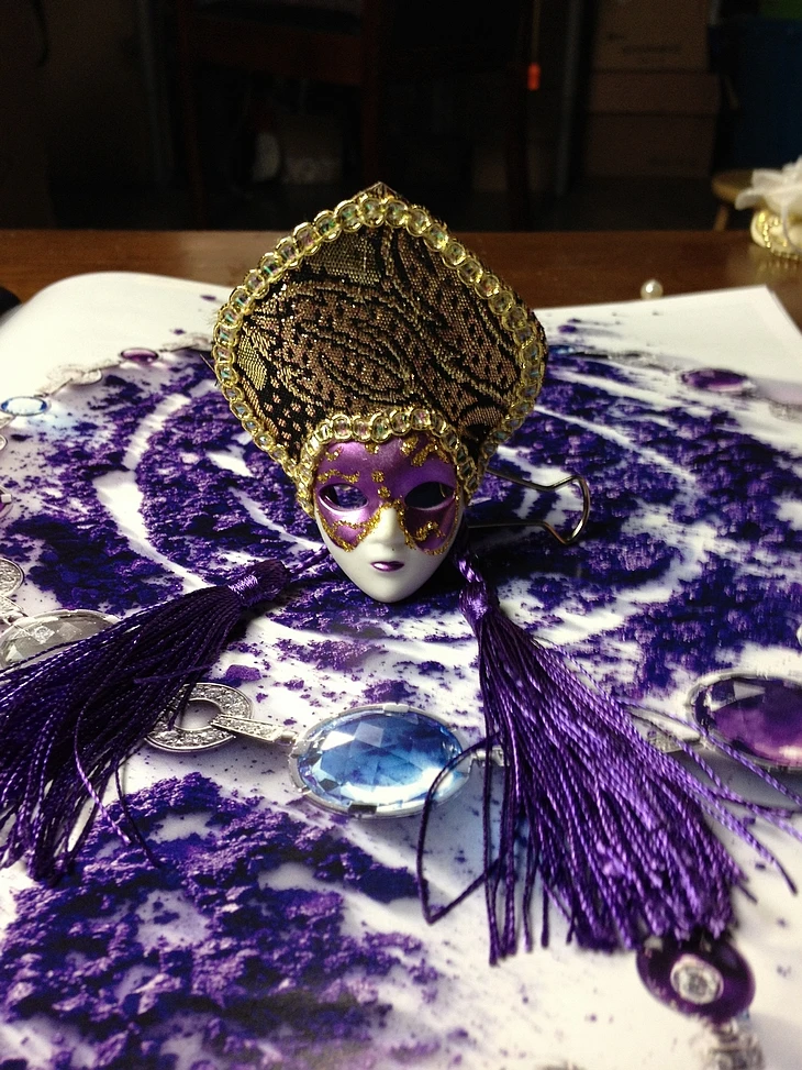 Венецианская маска с маленькими перьями и орнаментом на магните холодильник