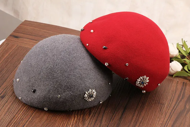 Леди Fedoras шерстяные шапки Девушки шерстяной досуг шапка осень и зима ручной работы жемчужные бриллианты шерстяной артист берет Кепка с уткой B-8923