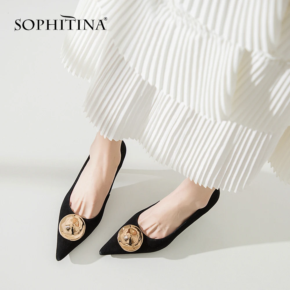 SOPHITINA/Пикантные женские туфли-лодочки на высоком или низком тонком каблуке. Модные вечерние туфли высокого качества из натуральной замши с острым мыском.Дизайнерская женские обувь с фурнитурой в стиле шапочкойSO156
