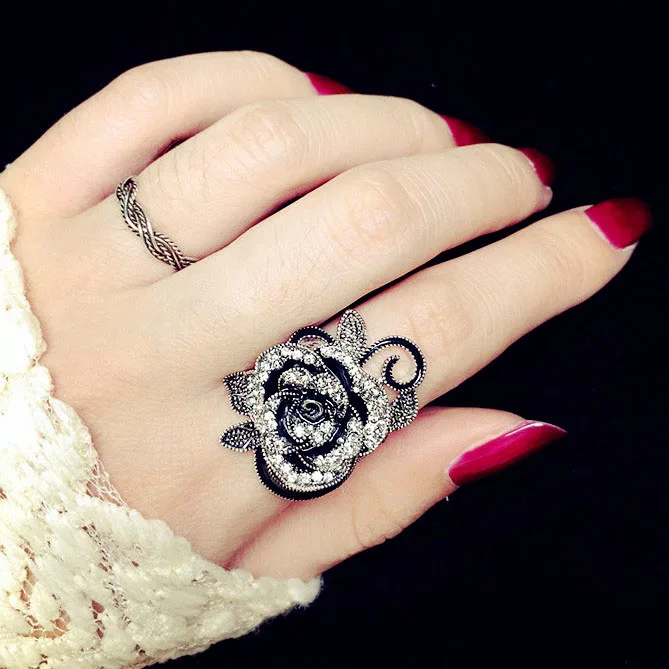 Женское Винтажное кольцо с фианитом крупным черным цветком розы камнем белого и